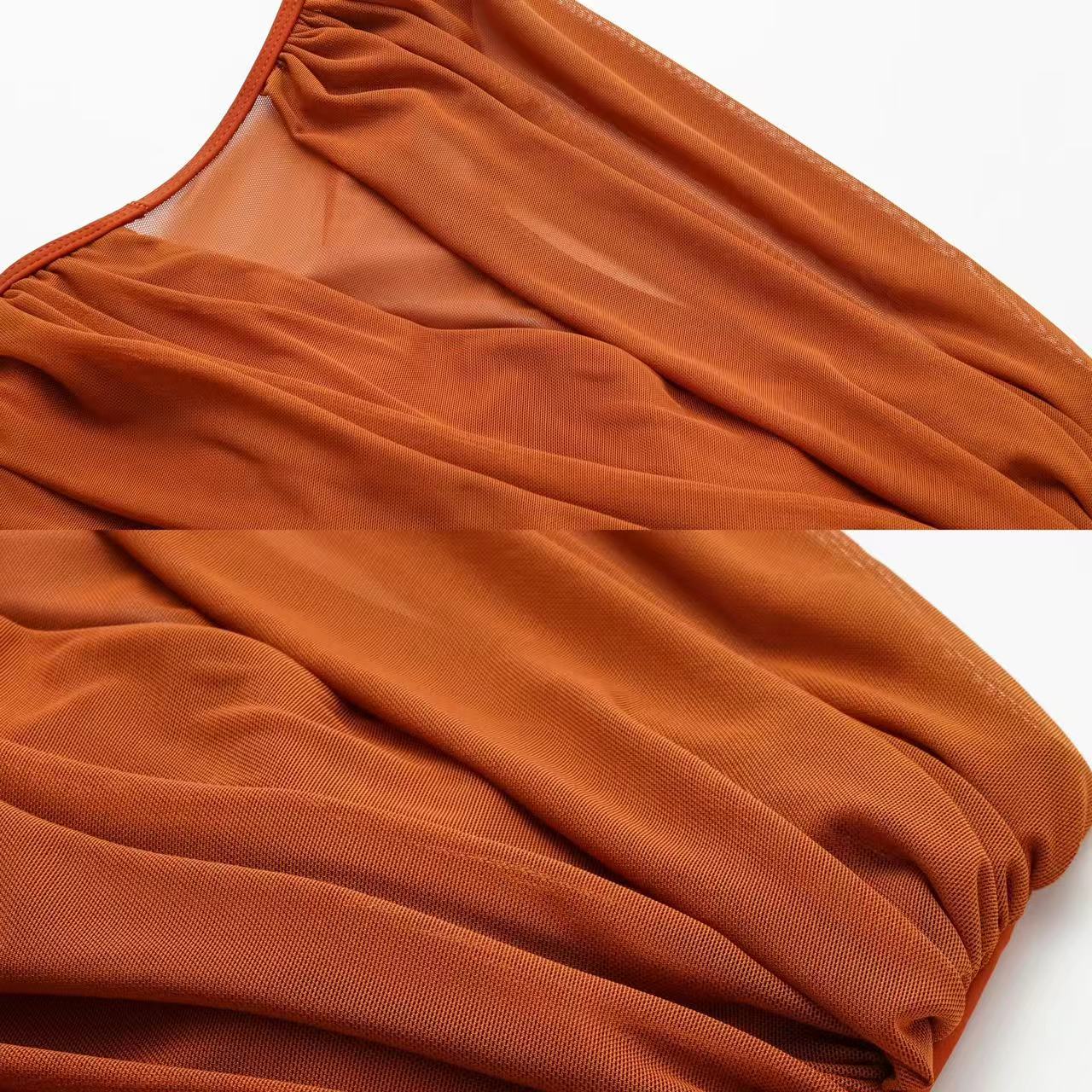 Maillot de bain une pièce rouille à une épaule, froncé avec détails transparents, accompagné d’un paréo assorti