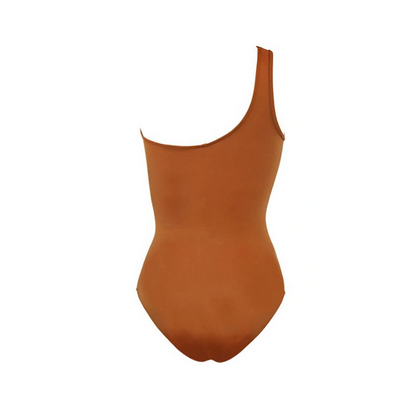 Maillot de bain une pièce rouille à une épaule, froncé avec détails transparents, accompagné d’un paréo assorti