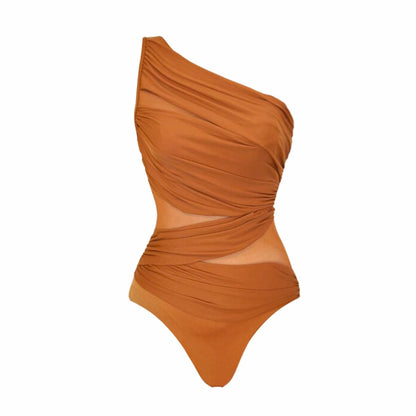 Maillot de bain une pièce rouille à une épaule, froncé avec détails transparents, accompagné d’un paréo assorti