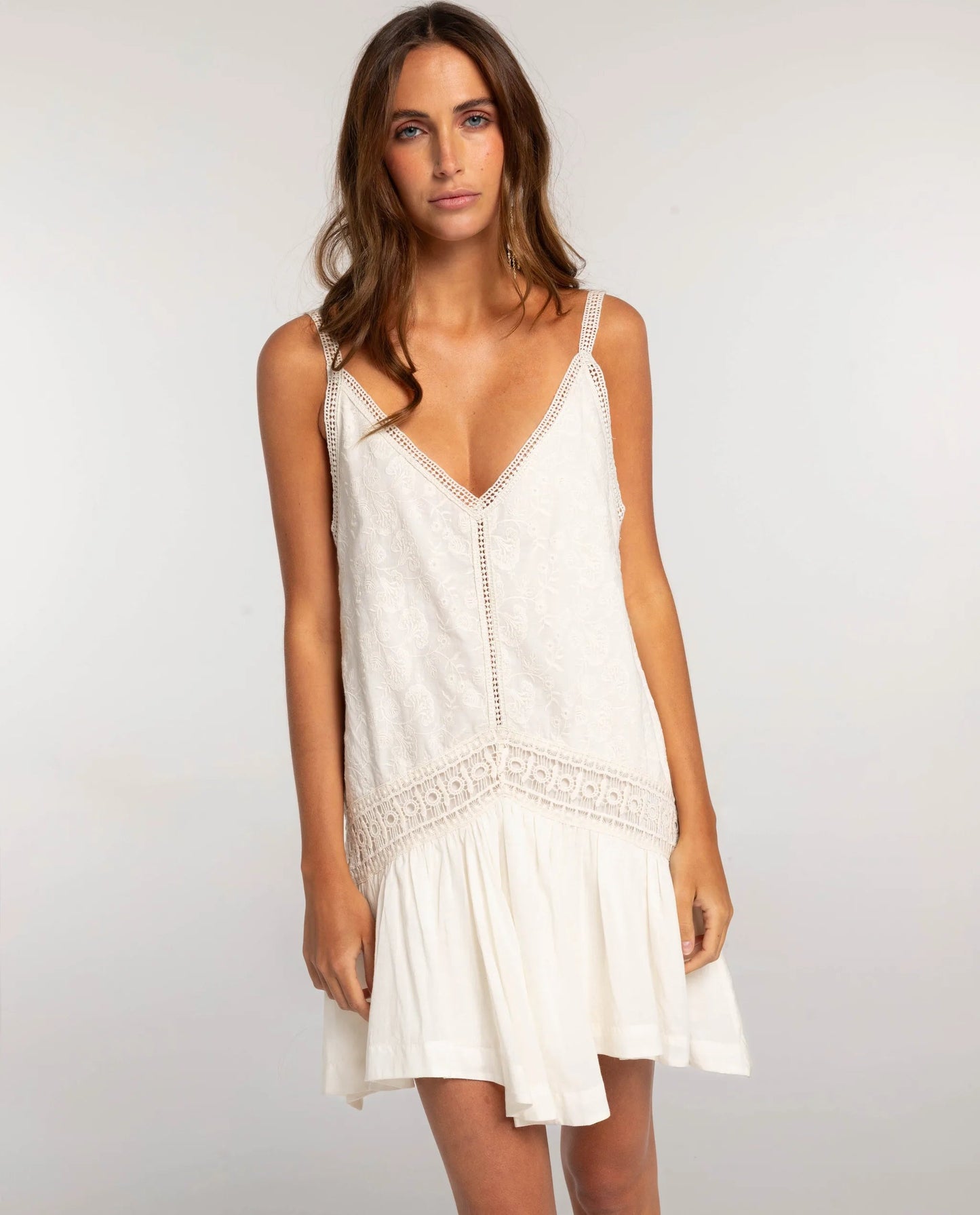 High Spirits – Robe Courte Blanche en Broderie Anglaise